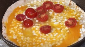 Тортилья с яйцом, сыром, творогом и помидорами | Tortilla wit