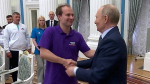 "Не глядя" - потерявший зрение блогер ответил на вопрос Путина, как покорил Эльбрус
