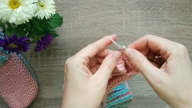 ДВУХСТОРОННЯЯ модель тапочек на двух спицах без шва по подошве.