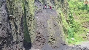 Строительство, шахтёры на стенах карьера сбивают песок