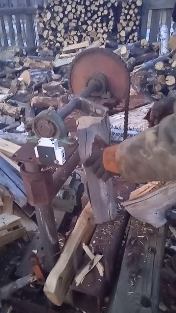 Дрова колим.#россия,#дровокол,#самоделки,#shorts,#homemade,#woodsp смотреть онлайн