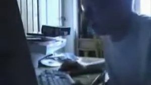 Немецкий мальчик играет в комп стоит задуматься