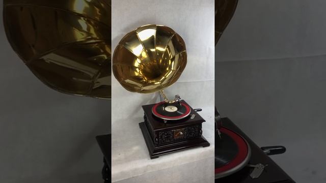 Граммофон. На побывку едет молодой моряк.