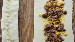 Быстрые пирожки с фаршем, сыром и кукурузой