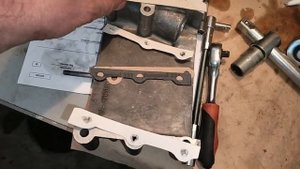 Замена переднего сальника коленвала на Москвиче 2140 люкс.