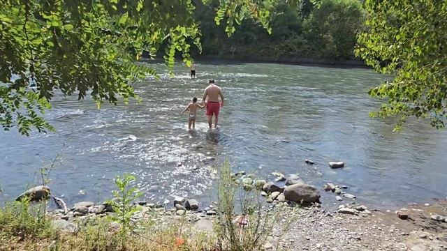 Пикник. Купаемся в речке. Вкусный шашлык.