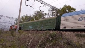 Тепловоз ТЭМ18ДМ-701 с двумя вагонами