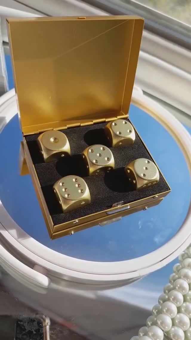 Коллекционные игральные кубики(золотые) из металла