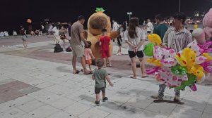 Гуляем по вечернему Нячангу, капибара развлекает детей, площадь у Лотоса. Вьетнам.