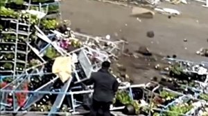 Сильным ветром снесло товар на рынке