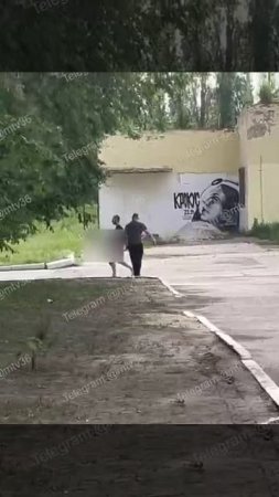 НИЖЕ ПОЯСА: по улице 9 Января разгуливал мужчина. В футболке. Но без трусов. 🫣