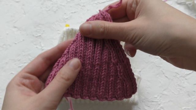 Стильная вязаная шапка спицами из бюджетной пряжи LANAGOLD смотреть онлайн