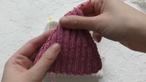 Стильная вязаная шапка спицами из бюджетной пряжи LANAGOLD