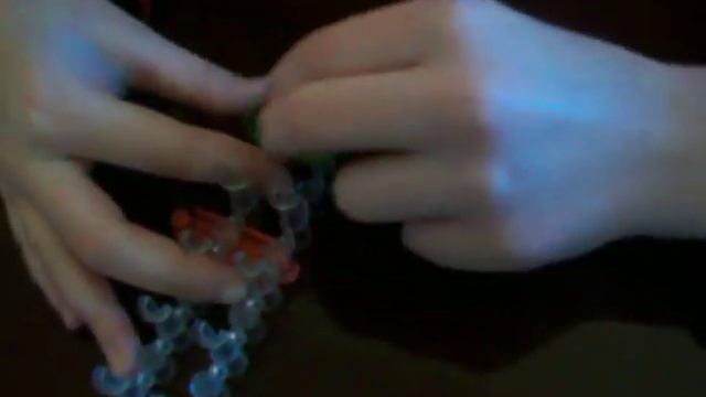 БРАСЛЕТЫ БРЕЛКИ ОЖЕРЕЛЬЯ И ИГРУШКИ ИЗ РЕЗИНОЧЕК rainbow loom bands смотреть онлайн