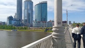 Екатеринбург - Вид с Макаровского моста на пруд, ул. Челюскинцев и Екатеринбург-сити. Май 2025