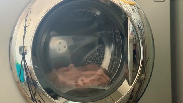 Стирка розового халата на LG: Быстро 30 20 1200об/мин смотреть онлайн