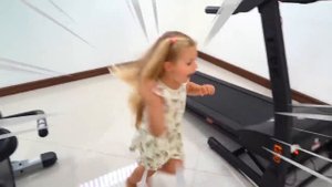 Диана и Рома - Рома и Диана убегают от надоедливых мух