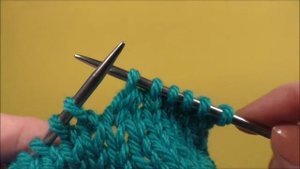 Убавление петель спицами с наклоном вправо