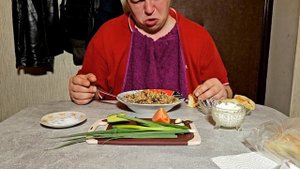 Мукбанг. Перловка с говяжьей тушенкой, блинчики с капу