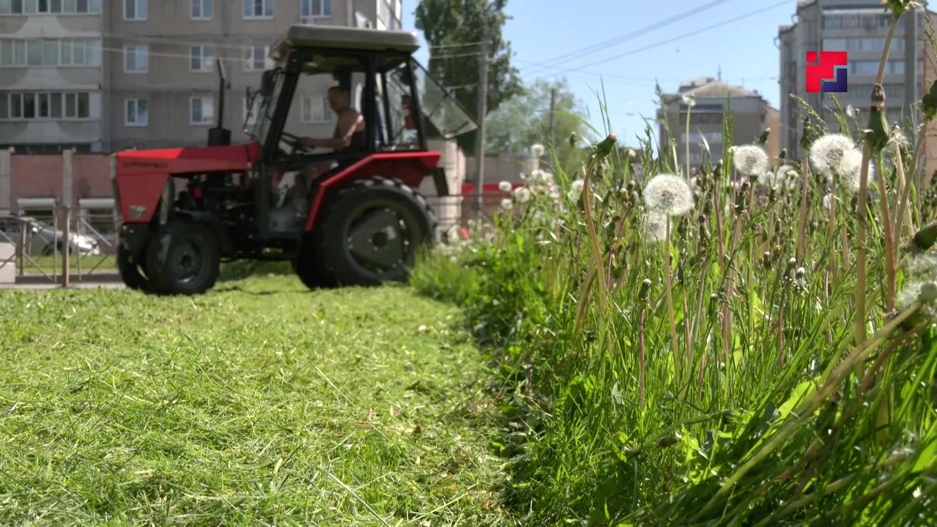 Городской сенокос: в Йошкар-Оле озеленители вышли на покос газонов смотреть онлайн