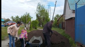 Работа кипит.Загрузили и вывезли мусор.Купили землю.Засыпаем огород.
