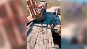 Мост обвалился под тяжестью грузовика в Амурской области