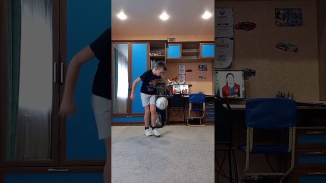 5 СПОСОБ ПОДНЯТЬ МЯЧ ВВЕРХ/ТРЮКИ/ смотреть онлайн