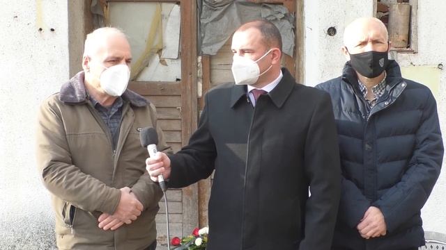 Положување цвеќе пред објектот на поранешната ПС Теар смотреть онлайн