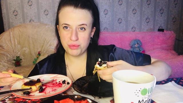 МУКБАНГ СЫРНИКИ, ФРУКТОВЫЙ БЛИНЧИК, АРБУЗИК #обжор #asmr