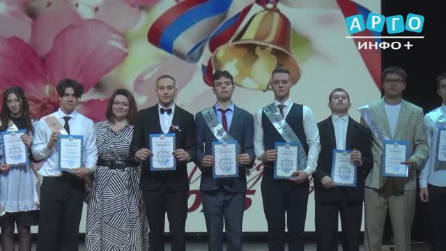 Для сафоновских школьников прозвенел последний звонок 2025
