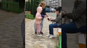 Общение с собачкой на детской площадке. Особенные дети любят животных.