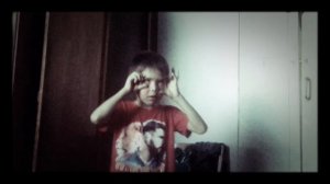 Мальчик пытается быть похожим на Элджея