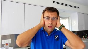 Диана и Рома Диана притворяется, что играет с новыми игрушечными машинками