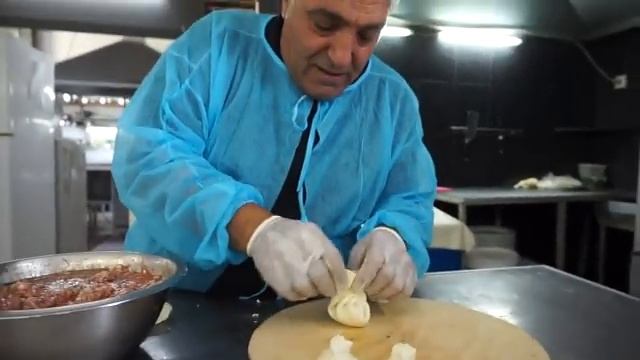 Приготовление национального грузинского блюда-ХИНКАЛИ.Жорж в Тбилиси