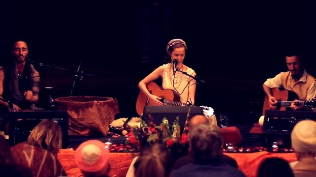 Ajeet_Kaur_Kiss_the_Earth_La_Luna_Live_in_Amsterdam_1080p