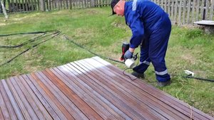Покраска столбов для забора, насекомые и другие дела.