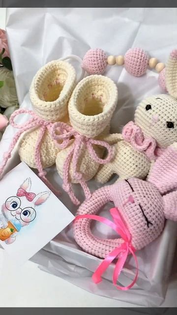 Вязаный набор для новорожденной девочки. Подарочный набор на рождение малыша. Розовый зайка смотреть онлайн