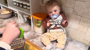 готовим с куклой реборн! печем слойки 🥐🥖🍞 , готовим