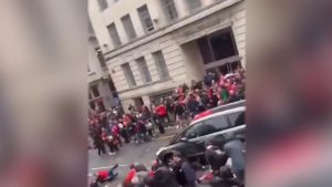 В Ливерпуле автомобиль въехал в толпу футбольных болельщиков