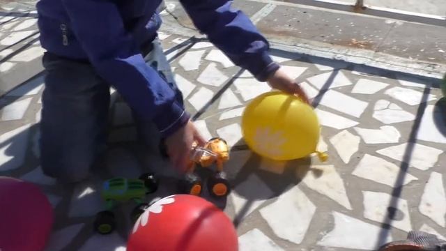 Злой тиранозавр напал на вспыша и чудо машинки – Бросаем капитошки с цветной водой с высоты смотреть онлайн