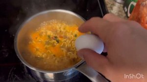 Рамён из лапши быстрого приготовления.