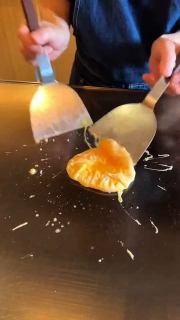 KlxYvhy5oss - 鉄板でつくる高速オムレツ！大阪にある「イルテラ」#大阪グルメ #japantravel #japanesefood