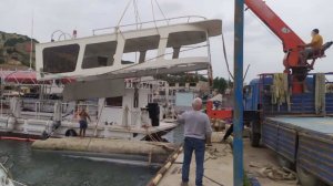 Прогулочная лодка с шестью туристами на борту перевернулась у берегов Крыма