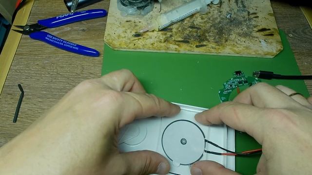 Беспроводная зарядка в комнате для размышлений смотреть онлайн