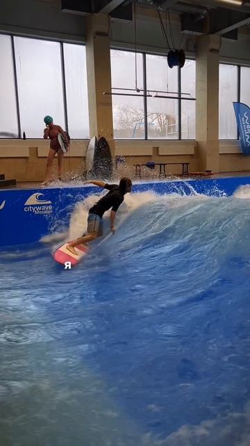🌊 Знакомьтесь: Данила Крохин – ваш проводник в мир крутых волн! #flowmoscow #флоумоскоу #сёрфинг
