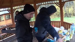 Приехал в Барвиху. Готовим ребра и картошку в казане