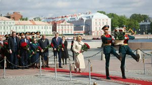 Администрация Санкт-Петербурга возложила цветы к памятнику Медный всадник на Сенатской площади