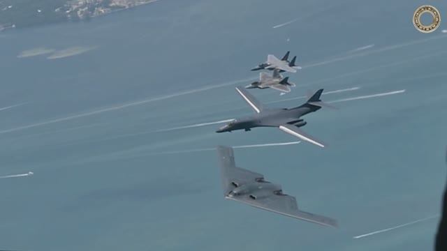 Боевой строй из бомбардировщиков ВВС США. Эпичный полет на авиашоу.