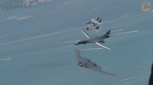 Боевой строй из бомбардировщиков ВВС США. Эпичный полет на авиашоу.