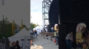 Группа Для меня поет на Михайловской набережной Новосибирска